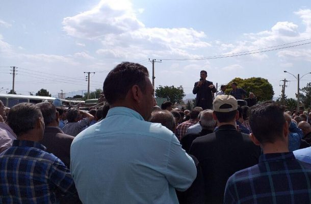 تجمع آرام کارگران هفت تپه مقابل فرمانداری شوش تجمع آرام کارگران هفت تپه مقابل فرمانداری شوش