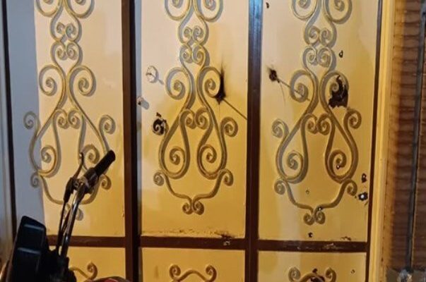 دفتر امام جمعه شادگان توسط یک موتور سوار ناشناس به رگبار بسته شد دفتر امام جمعه شادگان توسط یک موتور سوار ناشناس به رگبار بسته شد