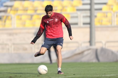 یحیی امیدوار به نمایش آمادهترین ترابی یحیی امیدوار به نمایش آمادهترین ترابی