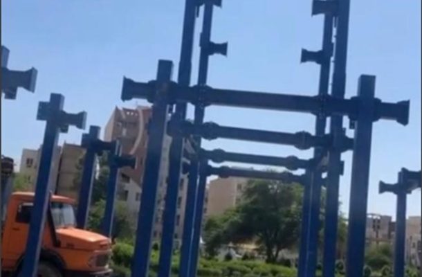 مراحل نهایی نصب المان شهدای اهواز