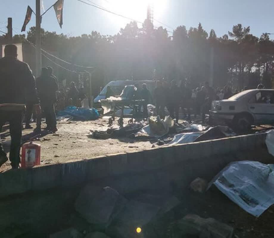 مردم به فضای سبز اطراف گلزار شهدای کرمان هدایت شدند